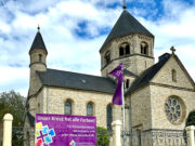 „Unser Kreuz hat viele Farben“ Fahnen und Banner vor vielen Kirchen im Dekanat