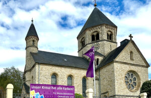 „Unser Kreuz hat viele Farben“ Fahnen und Banner vor vielen Kirchen im Dekanat