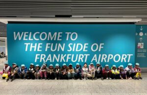 Schulkinder der Pusteblume besuchen den Frankfurter Flughafen
