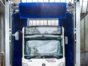 Mit dem Bus durch die neue Waschanlage Beim Tag der offenen Werkstatt können die Besucher vor Ort schauen