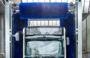 Mit dem Bus durch die neue Waschanlage Beim Tag der offenen Werkstatt können die Besucher vor Ort schauen