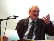 „Was ist der Unterschied zwischen einem Pfarrer und einem Wegweiser?“ Kirche >>>Vortrag zum Thema „Humor“ stand im Gemeindehaus Finthen im Mittelpunkt