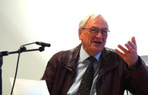 „Was ist der Unterschied zwischen einem Pfarrer und einem Wegweiser?“ Kirche >>>Vortrag zum Thema „Humor“ stand im Gemeindehaus Finthen im Mittelpunkt