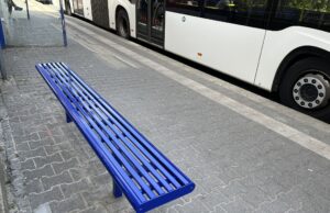Sitzbänke an Bushaltestellen nachgerüstet