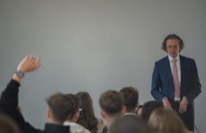 Erstwähler-Forum mit EU-Kandidaten Ingelheimer Schüler bereiten sich auf ihre erste Europawahl vor