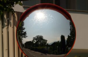 Unterführung am Bahnhof – Spiegel zum Schutz der Fußgänger angebracht