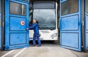 Bustauziehen in Rüsselsheim Wettbewerb ist eingebettet in den Tag der offenen Kfz-Werkstatt