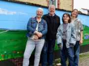 Banksy goes Bodenheim Bodenheim begrüßt Bahnreisende mit einer bunten Wand