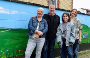 Banksy goes Bodenheim Bodenheim begrüßt Bahnreisende mit einer bunten Wand