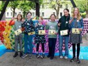 XXL-Origami-Boot sticht in See Kinder in HaMü gestalten sozialkritisches Projekt