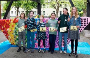 XXL-Origami-Boot sticht in See Kinder in HaMü gestalten sozialkritisches Projekt