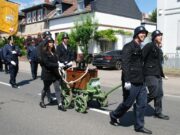 „Gut Schlauch“ und „Helau“ beim Jubiläumsumzug der Freiwilligen Feuerwehr Umzug >>>Mehr als 30 Gruppen begeisterten das Publikum in Hechtsheim
