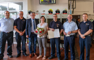 Volles Haus bei der Feuerwehr Neues Fahrzeug und Ehrung standen im Mittelpunkt