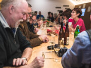 Weinprobe aus der Literflasche im Hochheimer Weinbaumuseum