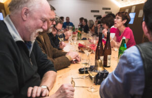 Weinprobe aus der Literflasche im Hochheimer Weinbaumuseum
