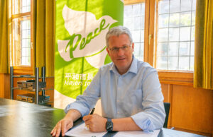 Für Frieden und eine atomwaffenfreie Welt Oberbürgermeister Patrick Burghardt unterzeichnet Petition der Mayors for Peace