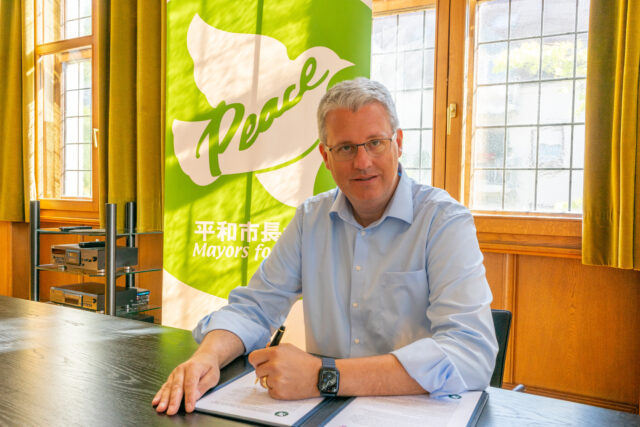 Oberbürgermeister, OB, Patrick Burghardt, Petition, Flagge, Fahne, Banner, Mayors for Peace, Unterschrift