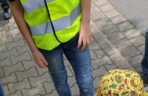 Grundschule Hasengrund erneuert „gelbe Füße“ auf dem Schulweg