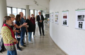 Die Atombombenopfer von Hiroshima und Nagasaki mahnen Ausstellung und Vortrag im Rathaus