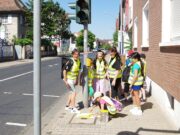 Gelbe Fußabdrücke auch zur Grundschule Innenstadt
