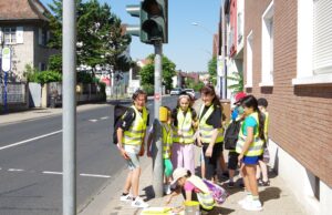 Gelbe Fußabdrücke auch zur Grundschule Innenstadt