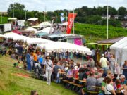 Genuss und Geselligkeit mitten in den Weinbergen Winzerverein >>>Das Weinfest im Kirchenstück ist weiter ein Publikumsmagnet