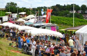 Genuss und Geselligkeit mitten in den Weinbergen Winzerverein >>>Das Weinfest im Kirchenstück ist weiter ein Publikumsmagnet