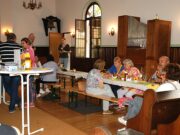 Bratwurst und Bier im Gotteshaus Kirche >>>Zuviel Regen - Erhaltungsverein verlegt sein „Treffen am Kirchlein“ nach drinnen