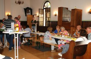 Bratwurst und Bier im Gotteshaus Kirche >>>Zuviel Regen - Erhaltungsverein verlegt sein „Treffen am Kirchlein“ nach drinnen