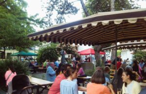 Kirche als Ort der Begegnung Pfarrfest >>>Pfarrgemeindefest lockte viele Besucher auf den Longchamp-Platz