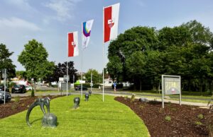 Attraktiver Hingucker am Ortseingang Naturnah >>>Das Beet vor der Ludwig-Eckes-Halle wurde neugestaltet