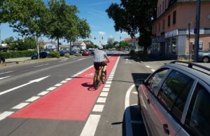 Neue breite Radstreifen in der Hochheimer Straße in Kostheim fertiggestellt