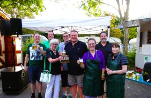 Bretzenheimer Kerb lockt auf den IGS-Parkplatz Fassbieranstich mit Ortsvorsteherin Claudia Siebner