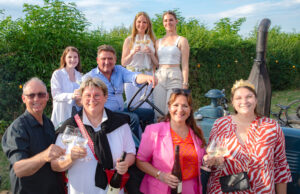 Weinwanderung zum Weinfestabschluss in Ebersheim Ebersheimer Winzer begrüßten die Gäste in den Winzerhöfen