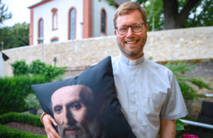 Aufbruch nach Tirol Kirche >>>Pfarrer Tobias Geeb verabschiedet sich aus Hechtsheim und Ebersheim