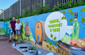 Neues Graffiti erzählt die Entstehung des Weines Kooperation >>>Künstler Dorothe Borkes und Waldemar Erz gestalten Großprojekt