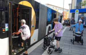 Mit Gehhilfe angstfrei Bus fahren Beim Rollator-Training der Stadtwerke bekommen Senioren Tipps, wie sie sicher ein- und aussteigen