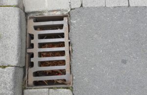 Schlitzroste an Straßen entfernt: Stadt bittet um Hinweise