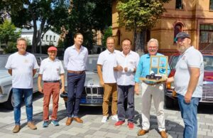 Oldtimerfreunde übergeben Spende für Flörsheimer Bürgerstiftung