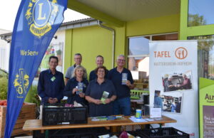 180 Kisten voll vieler kleiner Spenden für die Tafel