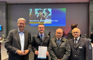 Tim Menke schließt als Jahrgangsbester Ausbildung zum Werkfeuerwehrmann ab