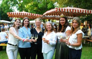 Laubenheimer Kerb lockt bei herrlichem Wetter zahlreiche Besucher in den Park Der neue Ortsvorsteher Norbert Riffel eröffnete das Fest mit dem Fassbieranstich