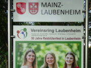 Die Weinmajestäten begrüßen die Gäste Neue Eingangsschilder für Mainz-Laubenheim