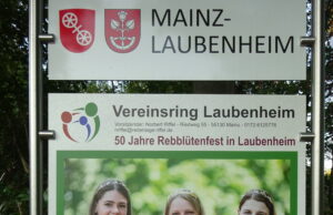 Die Weinmajestäten begrüßen die Gäste Neue Eingangsschilder für Mainz-Laubenheim