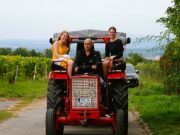 Von Mehltau, Löss und der Maracuja-Note Information >>>Laubenheimer Winzer und Ortsvorsteher Norbert Riffel luden zur Weinwanderung