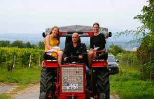 Von Mehltau, Löss und der Maracuja-Note Information >>>Laubenheimer Winzer und Ortsvorsteher Norbert Riffel luden zur Weinwanderung