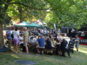 Der Mainzer Weinmarkt ist ein Publikumsmagnet Weinfest >>>Geselligkeit, Genuss und viel Atmosphäre sind im Stadtpark Trumpf