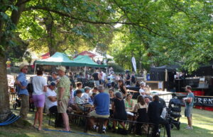 Der Mainzer Weinmarkt ist ein Publikumsmagnet Weinfest >>>Geselligkeit, Genuss und viel Atmosphäre sind im Stadtpark Trumpf