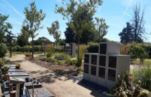 Neue Urnenstelen auf dem Friedhof in Kostheim