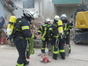 Ortsvorsteher Josef Aron unter den Verletzten Jahresabschlussübung der Freiwilligen Feuerwehr Gonsenheim bei Kübeldienst Christ